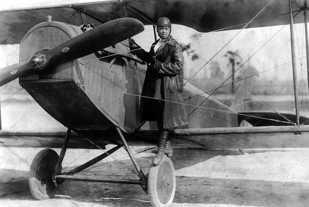 Bessie_Coleman_and_her_plane_(1922)