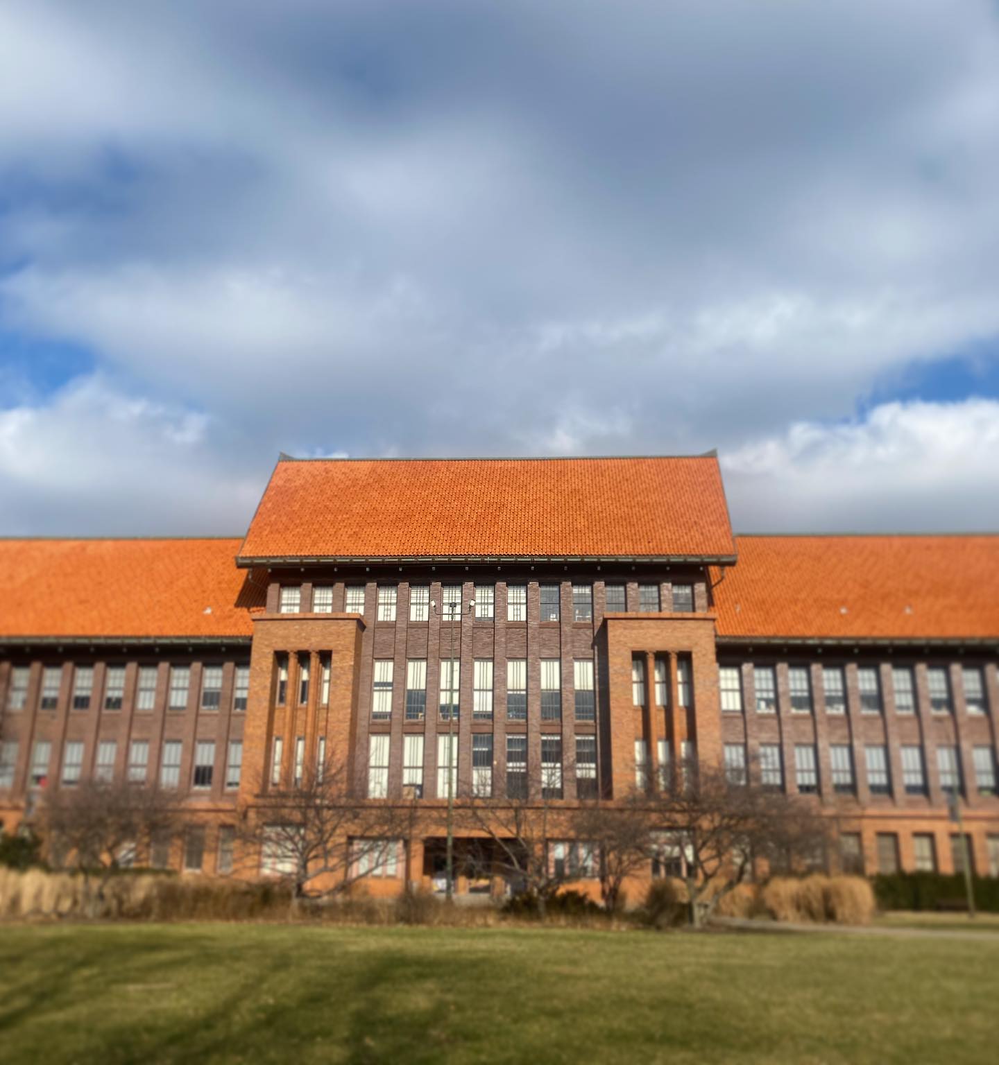 Sunshine in January in Chicago! So monumental. #irvingpark #architecture #chitecture  #dwightperkins #schoolarchitecture #prairieschool #prairiestyle